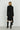 Relish Abito IPSUM midi manica lunga con spacchetto scollo a v con colletto più catena logo asimmetric